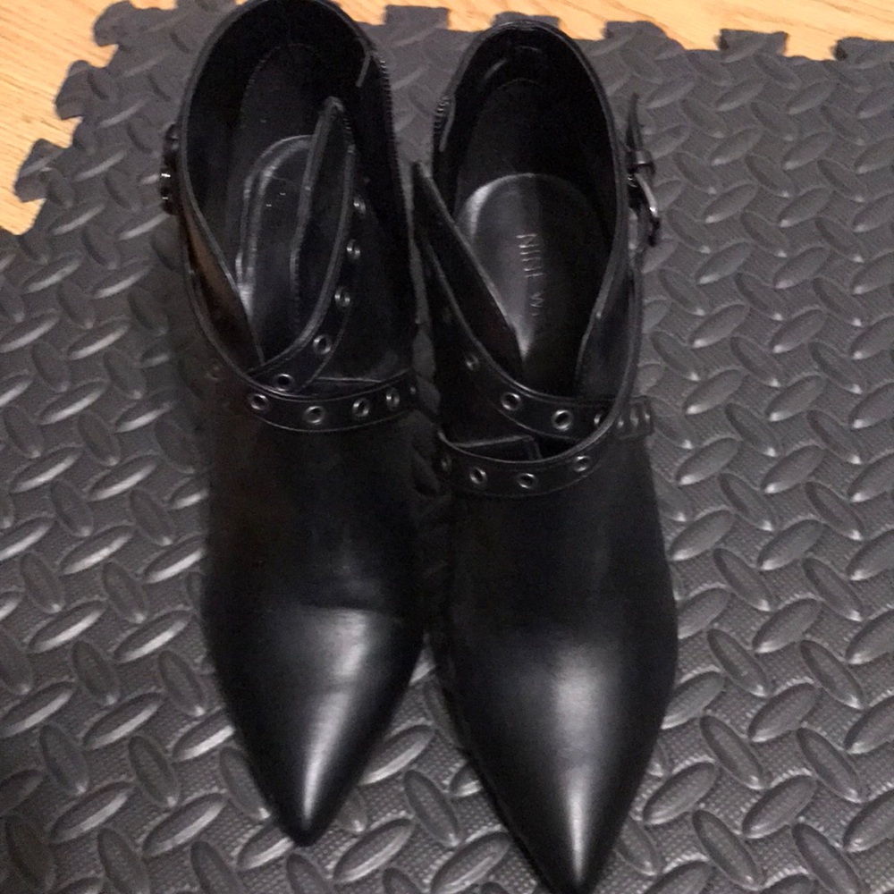 Nine west pointy stilettos with metal strap embellishment never worn size 8.5m